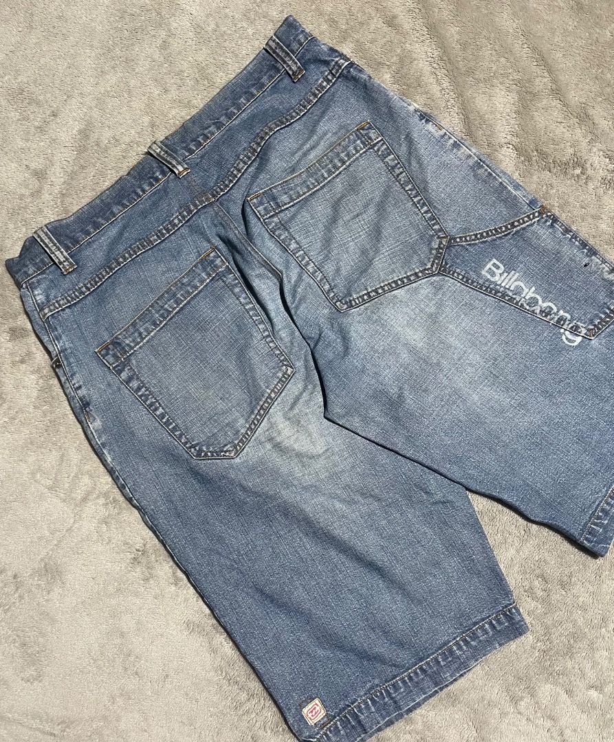 Y2K Vintage Billabong jorts (Category: Shorts) located in Davao. Submitted by batz11 (Listing ID 1436450952, Image 3). Description: Y2K BILLABONG JORTS Condition: Very good condition Color rate: 9.5/10 Dimensions: Waist - 36 Length - 26 Leg open - NO ISSUE ❌ - minor signs of usage only. DAVAO CITY LOCATION 📍 CAN SHIP THROUGH J&T 🚚 DM IF INTERESTED 📨.