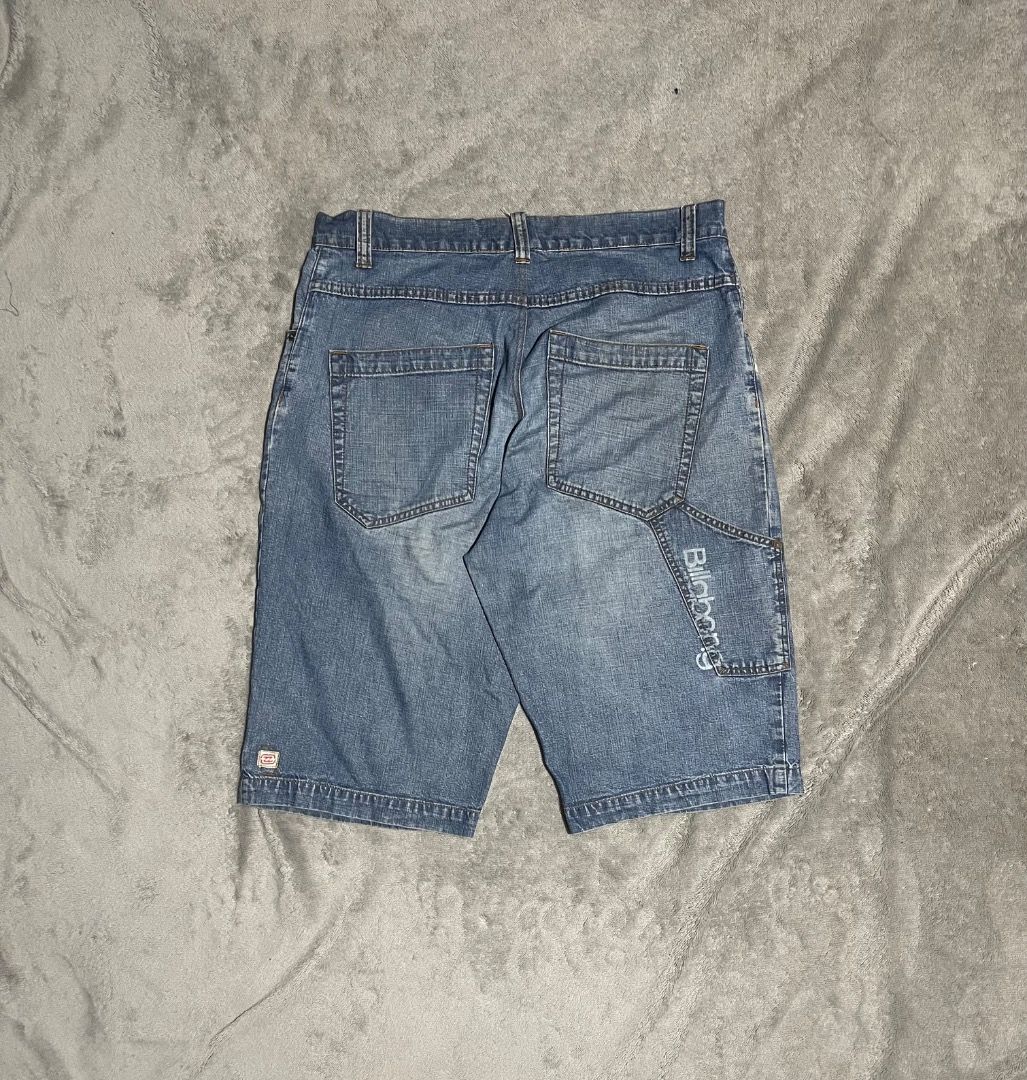 Y2K Vintage Billabong jorts (Category: Shorts) located in Davao. Submitted by batz11 (Listing ID 1436450952, Image 1). Description: Y2K BILLABONG JORTS Condition: Very good condition Color rate: 9.5/10 Dimensions: Waist - 36 Length - 26 Leg open - NO ISSUE ❌ - minor signs of usage only. DAVAO CITY LOCATION 📍 CAN SHIP THROUGH J&T 🚚 DM IF INTERESTED 📨.