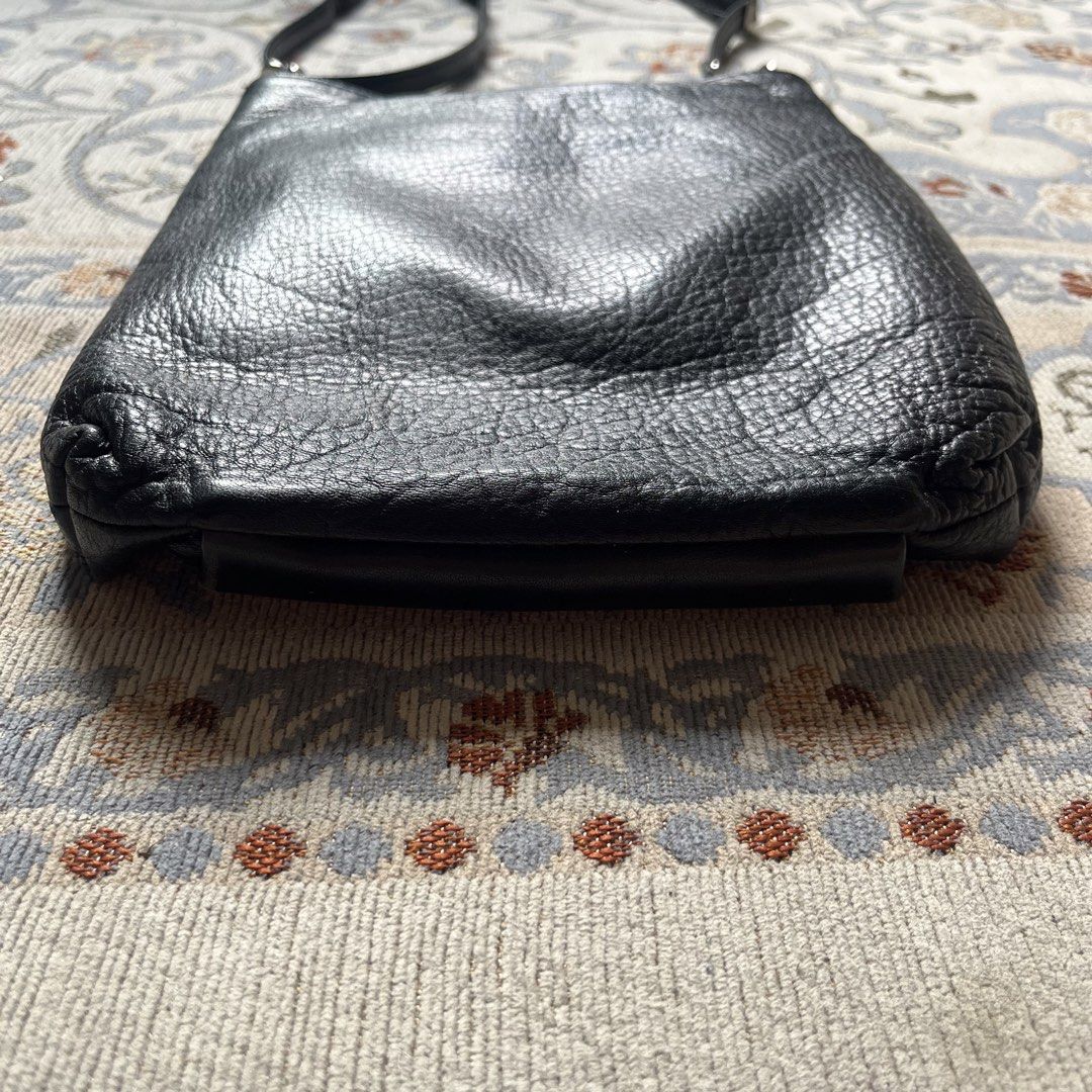 Yohji Yamamoto +Noir Fall/Winter 1997 Archive Gamaguchi Clasp Kisslock Crossbody Bag (Category: Cross-body Bags) located in Silang. Submitted by f4iry4rch1ve (Listing ID 1436351311, Image 3). Description: Yohji Yamamoto +Noir Fall/Winter 1997 Archive Gamaguchi Clasp Kisslock Crossbody Bag 8250 php+ sf Condition: 8.5/10, the same some leather scuffings on the kisslock compartment Dimensions: L: 10 inches , W: 9 inches - main compartment leather is