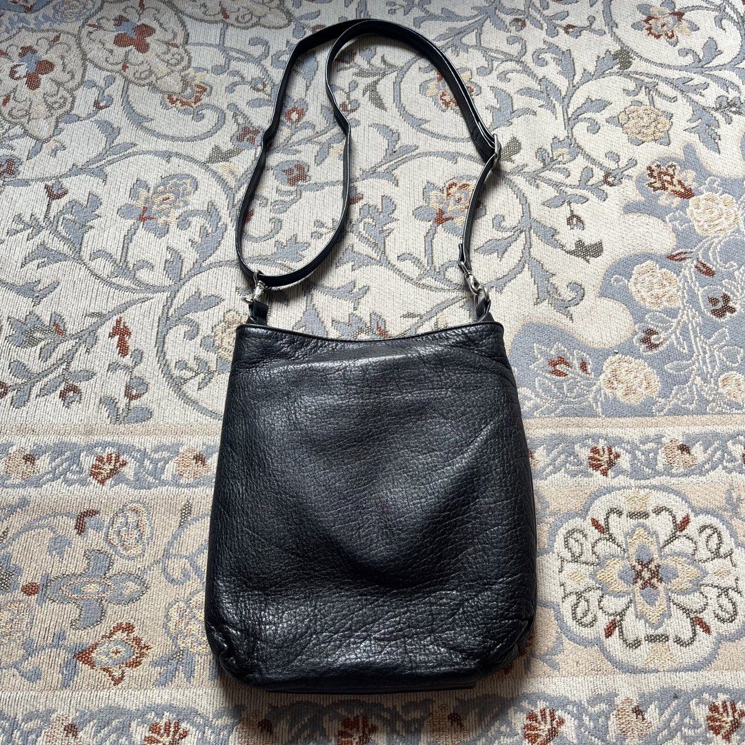 Yohji Yamamoto +Noir Fall/Winter 1997 Archive Gamaguchi Clasp Kisslock Crossbody Bag (Category: Cross-body Bags) located in Silang. Submitted by f4iry4rch1ve (Listing ID 1436351311, Image 2). Description: Yohji Yamamoto +Noir Fall/Winter 1997 Archive Gamaguchi Clasp Kisslock Crossbody Bag 8250 php+ sf Condition: 8.5/10, the same some leather scuffings on the kisslock compartment Dimensions: L: 10 inches , W: 9 inches - main compartment leather is