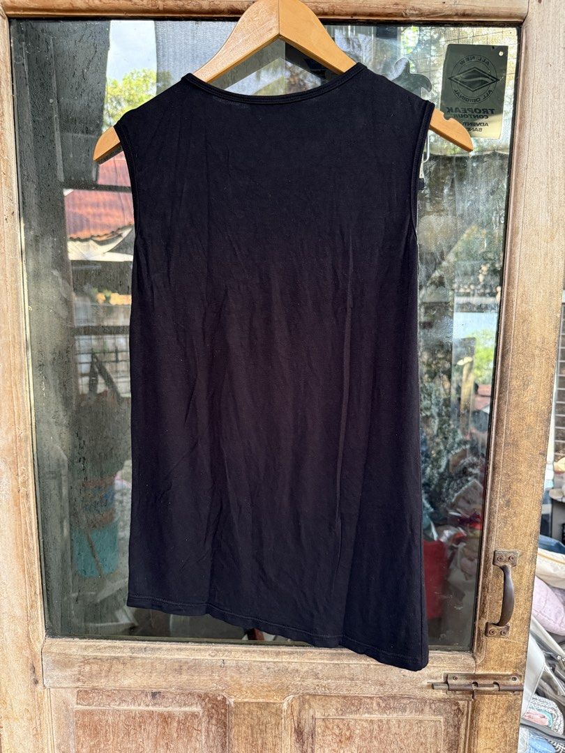 Yves Saint Laurent Tank Top (Category: Sleeveless) located in Manolo Fortich. Submitted by thriftacktoe34 (Listing ID 1436423473, Image 2). Description: Excellent condition Color may vary due to lighting Color rate 9.5/10 Size Dimes W16 x L24 inches Issue: may scratch yung ibang beads FREE shipping fee.