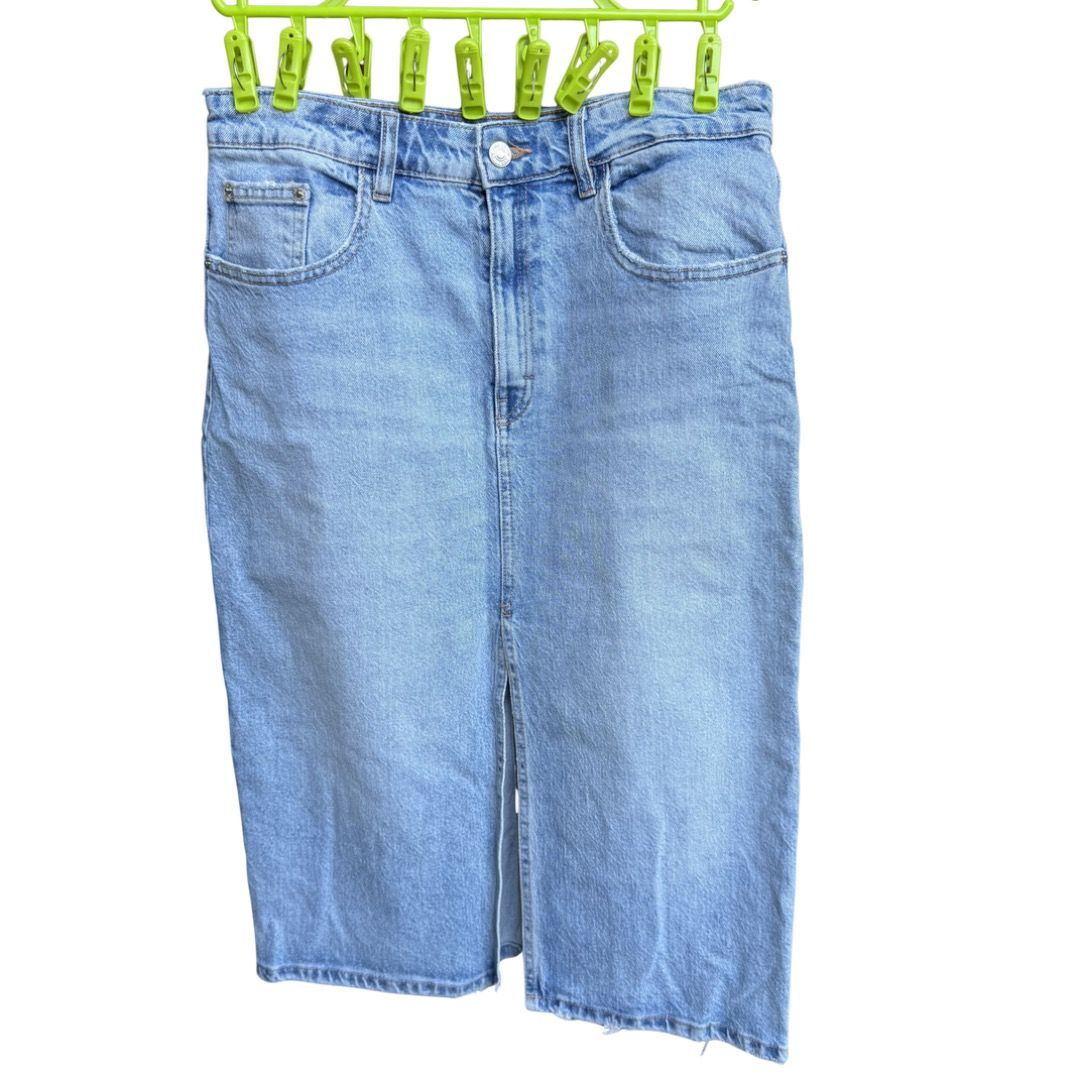 Zara Denim Midi Skirt L (Category: Skirts) located in Cainta. Submitted by thedeclutterchic (Listing ID 1436384437, Image 1). Description: Zara Denim Midi Skirt L Front slit.