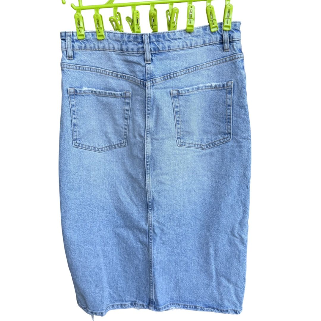 Zara Denim Midi Skirt L (Category: Skirts) located in Cainta. Submitted by thedeclutterchic (Listing ID 1436384437, Image 2). Description: Zara Denim Midi Skirt L Front slit.