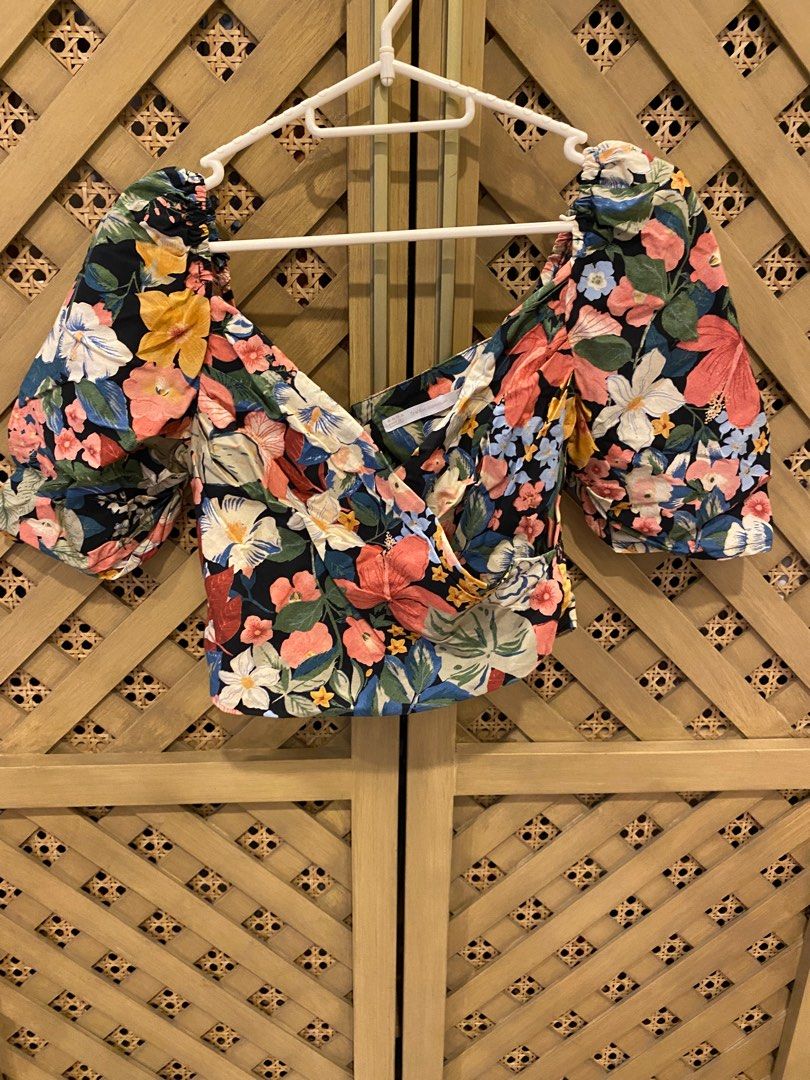 ZARA floral crop top (Category: Blouses) located in Makati City. Submitted by fudgychewygooey (Listing ID 1436333958, Image 3). Description: .