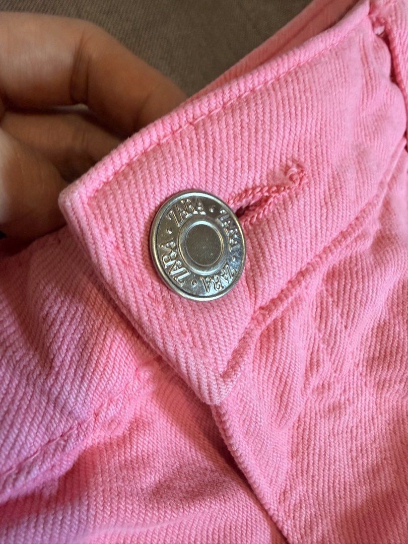Zara Pink Wide Leg Jeans (Category: Jeans) located in Antipolo. Submitted by articlesbyeve (Listing ID 1436362780, Image 2). Description: - Zara pink wide-leg jeans - Size: Width 34cm (waist) length 95cm (from waist down) - YKK zipper .