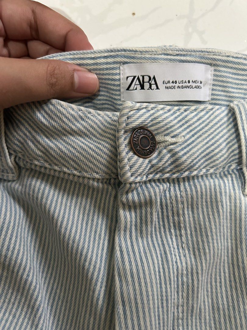 Zara Pinstripes Bermuda Denim Shorts (Category: Shorts) located in Catarman. Submitted by desa_declutters (Listing ID 1436383042, Image 1). Description: Zara denim pinstripes bermuda shorts Size 30 waist but a bit stretchy BNWT.