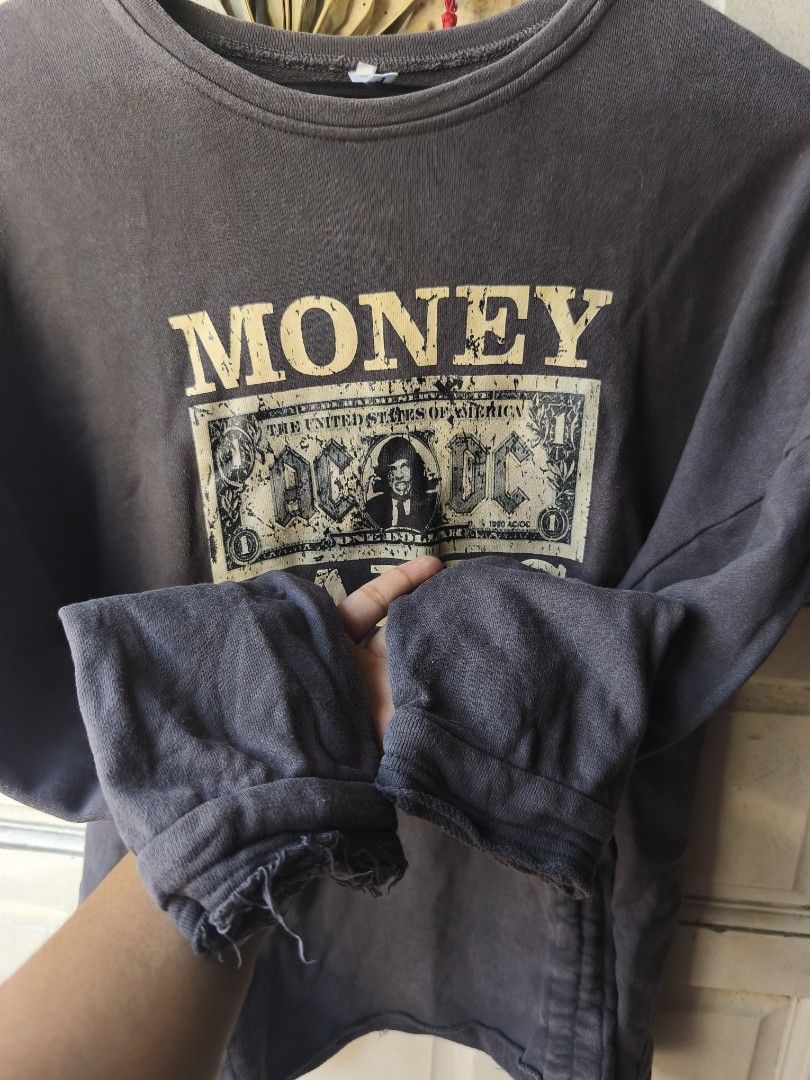 ACDC Money Talks Graphic Sweatshirt (Category: Tshirts & Polo Shirts ) located in Pasig City. Submitted by yaku.cozy (Listing ID 1436535145, Image 2). Description: Item is thrifted/ukay, please manage your expectations! Price + shipping fee for every item. The color may vary due to lighting. Price + shipping fee to purchase. Dimensions: 24W x 25.5L (Size L) BOXY Issue: Cut tags Condition: 9/10 Color rate: 8/10 Authenticity: Off Location: Pasig Ci