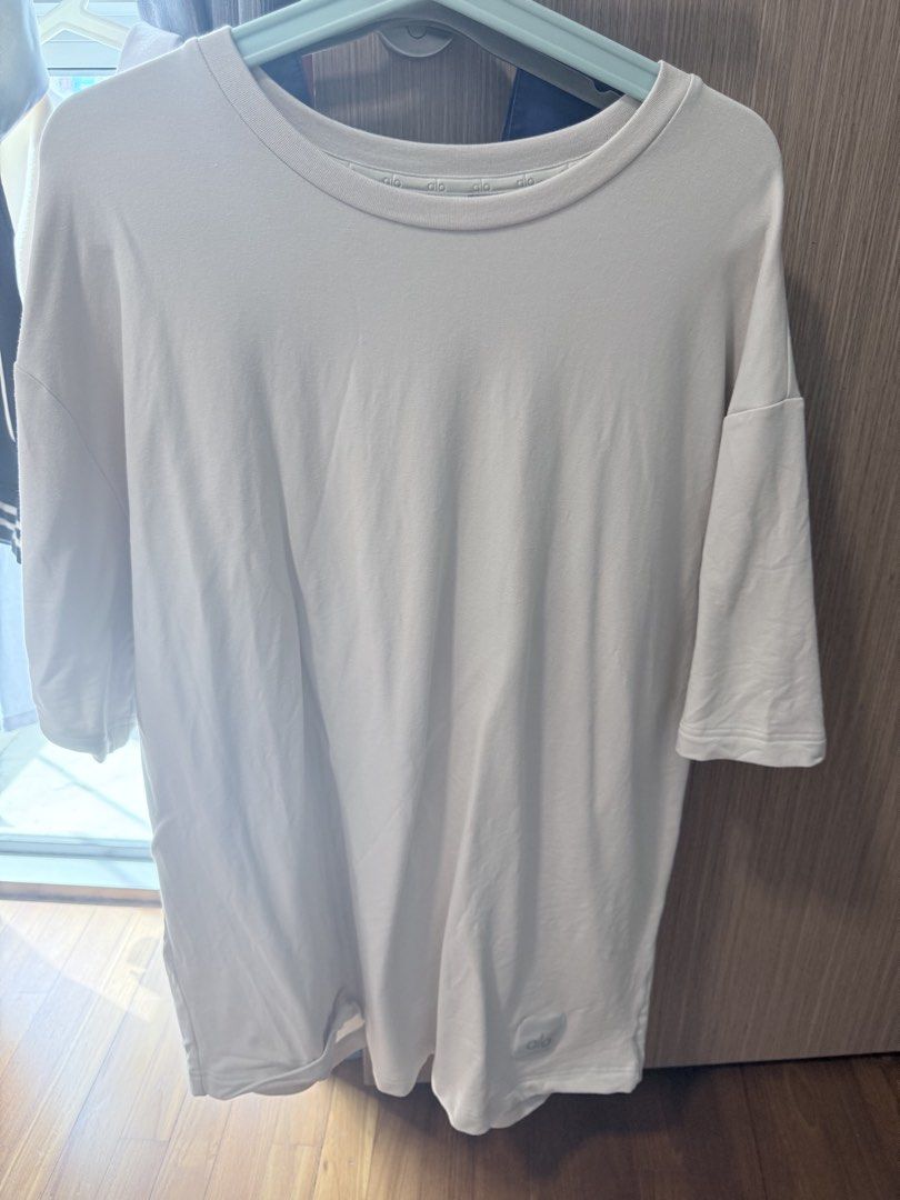 Alo Oversized Crew Neck T-Shirt - L (Bleach) (Category: Tshirts & Polo Shirts) located in Singapore. Submitted by estrangled (Listing ID 1436489081, Image 1). Description: - Alo crew neck t-shirt - Oversized fit - Size: L - Color: Light beige - Condition: Excellent .