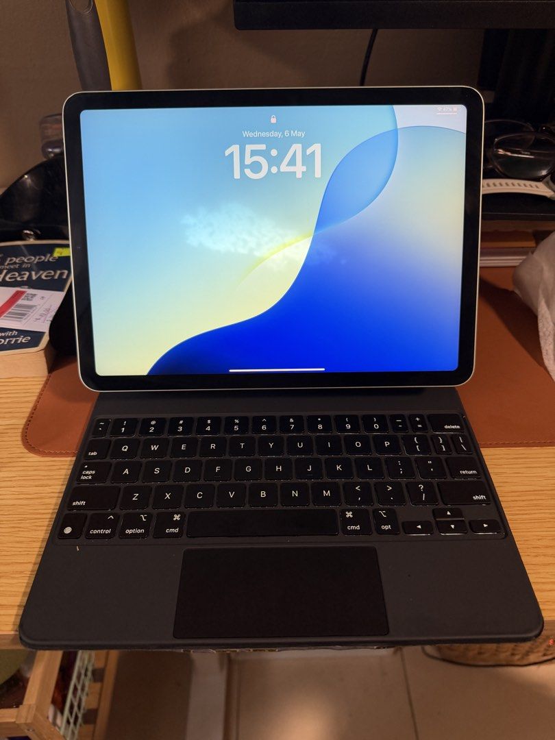 Apple iPad Air 4 with Magic Keyboard447334259549818880