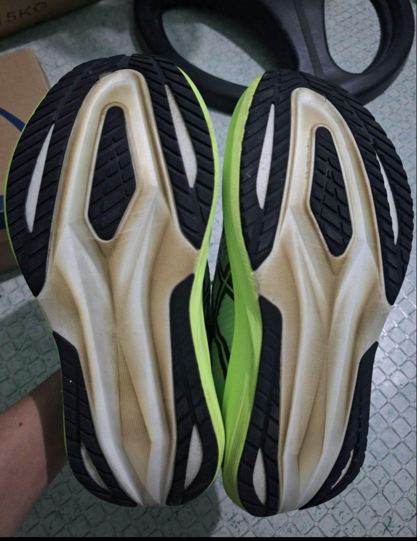 Asics Metaspeed Sky Vital Green/Black (Category: Sneakers) located in General Trias. Submitted by ako_toh (Listing ID 1436471076, Image 3). Description: - Asics Metaspeed Sky running shoes - Color: Vital Green/Black - Size: 25.5 - Includes original box - Signs of wear on soles - Features the Asics logo.