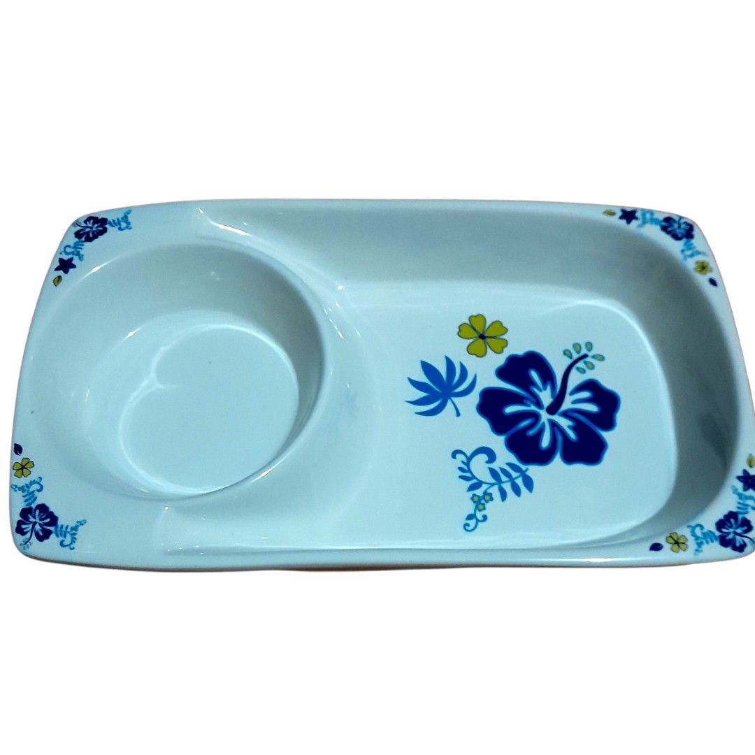 Avon Tropical Island Dish With Sauce Server (Category: Other Kitchenware & Tableware) located in Mandaluyong City. Submitted by twixie94147 (Listing ID 1436533611, Image 2). Description: - Avon Tropical Island Dish with Sauce Server - Includes porcelain dish and sauce server - Features a vibrant tropical floral design - Dish and server are white with blue accents - Not microwaveable - Not dishwasher safe.