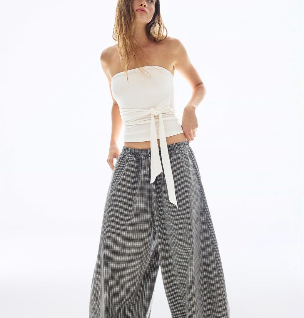 bershka bandeau top with tie detail in white (Category: Sleeveless) located in Quezon City. Submitted by s0l4nge (Listing ID 1436547224, Image 1). Description: price is firm BNWOT.