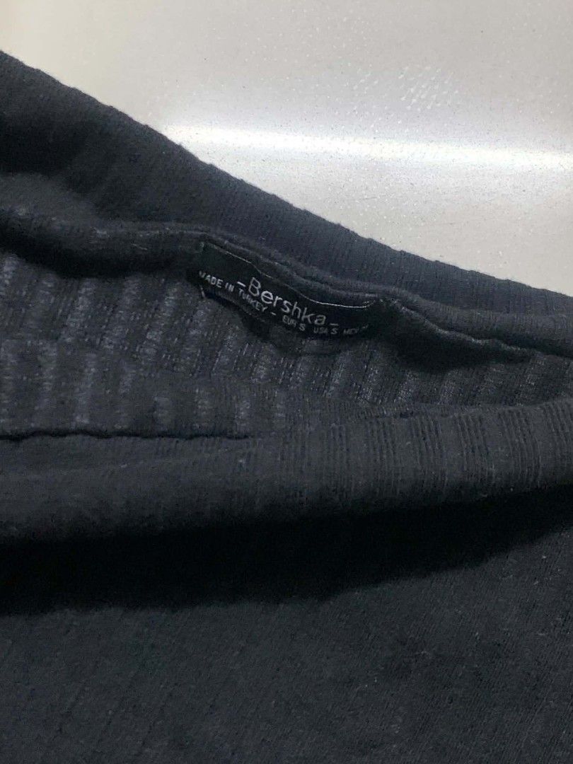 Bershka Black Off-Shoulder Ribbed Top (Category: Blouses) located in Calamba. Submitted by rxxchxl (Listing ID 1436605286, Image 3). Description: - Bershka off-shoulder top - Color: Black - Features: Ribbed texture, long sleeves - Size: Not indicated - Perfect for various occasions.