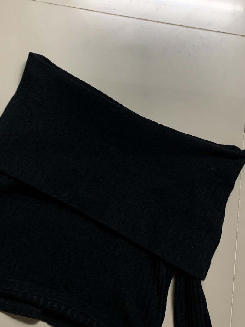 Bershka Black Off-Shoulder Ribbed Top (Category: Blouses) located in Calamba. Submitted by rxxchxl (Listing ID 1436605286, Image 2). Description: - Bershka off-shoulder top - Color: Black - Features: Ribbed texture, long sleeves - Size: Not indicated - Perfect for various occasions.