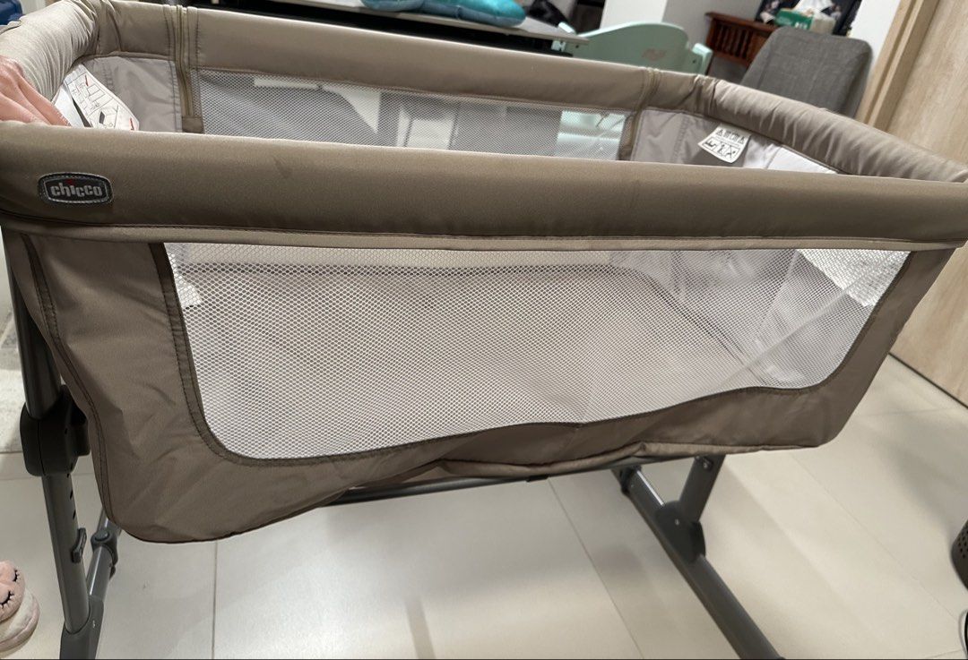 Chicco Next2Me Bassinet (Category: Cots & Cribs) located in Mandaluyong City. Submitted by kacbriz (Listing ID 1436595843, Image 1). Description: - Chicco Next2Me bassinet (neutral color) - Features mesh side for breathability and visibility - Includes mattress and travel bag - Foldable design for easy storage and transport - Zipper on the side - Mattress has some stains.