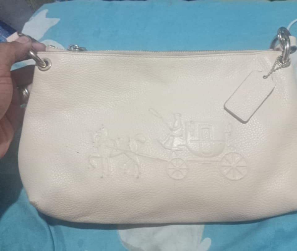 Coach (Category: Shoulder Bags) located in San Carlos City. Submitted by mightybird_5c5a88 (Listing ID 1436497940, Image 3). Description: coach 2way excellent condition no issue.