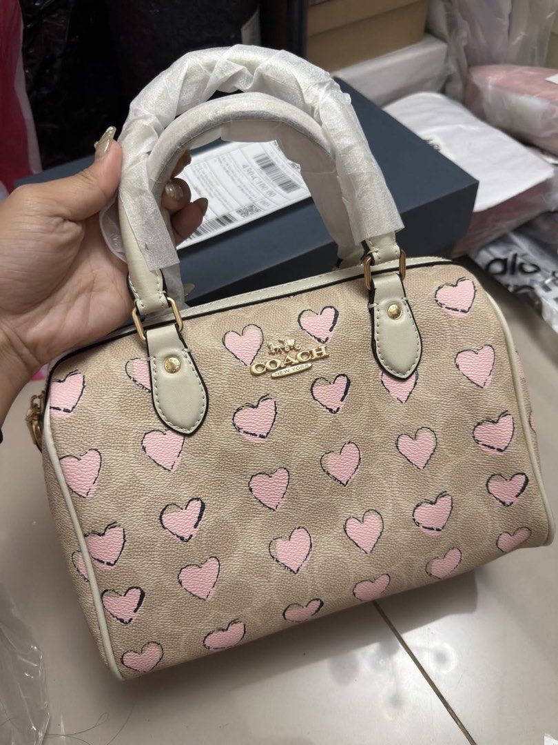 Coach Medium Rowan (Category: Shoulder Bags) located in Candelaria. Submitted by pinkykeenshop (Listing ID 1436639758, Image 1). Description: .