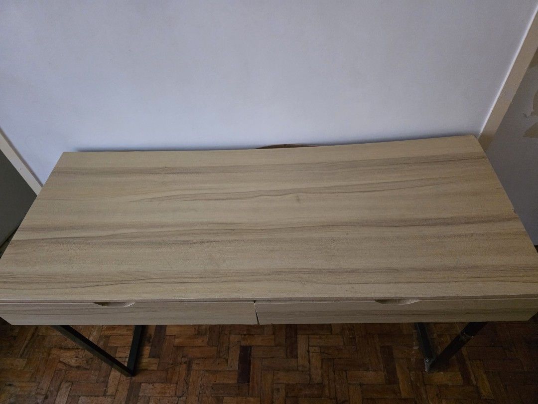 Computer table (Category: Tables & Sets) located in Manila. Submitted by jansenica (Listing ID 1436570427, Image 2). Description: Selling my Vanity or study table meron lang sya flaws sa paanan na papawelding natanggal kase nung nausod ko pero pwede pa pakabit sellibg lpw na 800 nalang i can send video.