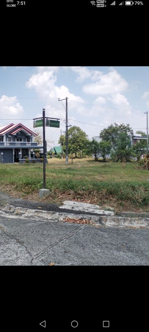 Corner Lot at Phase 3, Blk 338, Lot 35 (Category: Lot) located in Carmona. Submitted by marfejoy (Listing ID 1436492796, Image 2). Description: The corner lot with 188 sq. m. facing the Manila Bay and sunrise in the morning. It is near club house and recreation facilities to include covered basketball court, tennis court driving range, big swimming pools for adults and children, golf coarse, etc. FEU Silang branch is inside the subdivision. Other