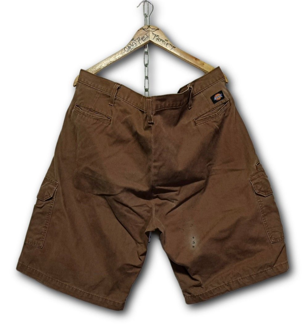 Dickies cargo short (Category: Shorts) located in Cavite. Submitted by cavitethriftitems (Listing ID 1436609724, Image 2). Description: malutong pa may ink stain lang talaga.