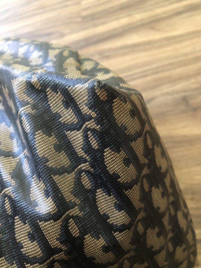 Dior Duffle Bag (Category: Luxury Bags & Wallets) located in Las Pinas. Submitted by mnl.streetwear.ph (Listing ID 1436535179, Image 3). Description: Dior Duffle Bag missing sling pang swimming or pang paangas nyo details posted.