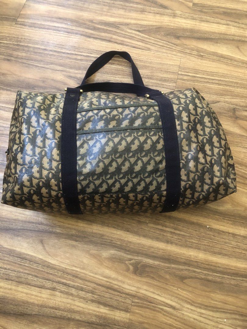 Dior Duffle Bag (Category: Luxury Bags & Wallets) located in Las Pinas. Submitted by mnl.streetwear.ph (Listing ID 1436535179, Image 2). Description: Dior Duffle Bag missing sling pang swimming or pang paangas nyo details posted.