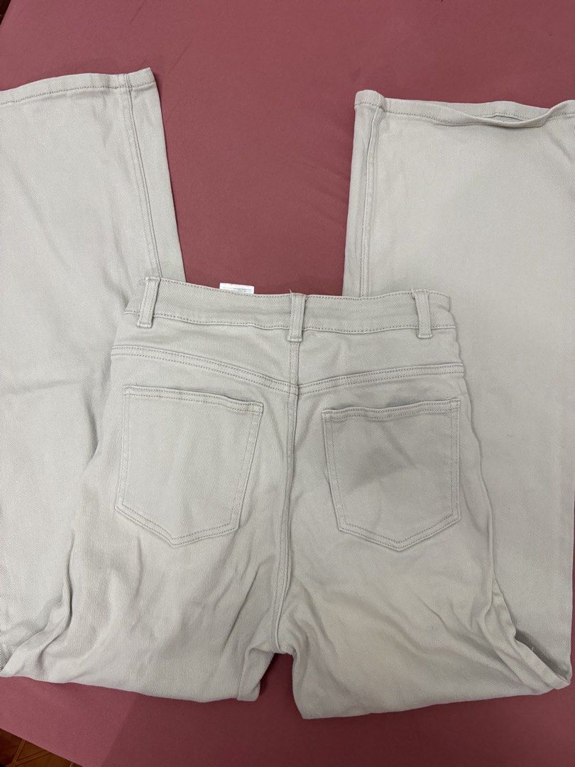 Divided Flare Jeans (Category: Jeans) located in Manila. Submitted by closetsofaddie (Listing ID 1436585739, Image 3). Description: - Divided light beige flare jeans - Size 6 - Button and zipper closure - Classic five-pocket design - High-waisted - Sturdy denim material 💳Mode of Payment: 💙 GCash 🧡 MariBank 🩵 GoTyme 💸 Cash if Meetup! 🚚Mode of Delivery: JnT Delivery Lalamove if nearby/Same day May do meetups.
