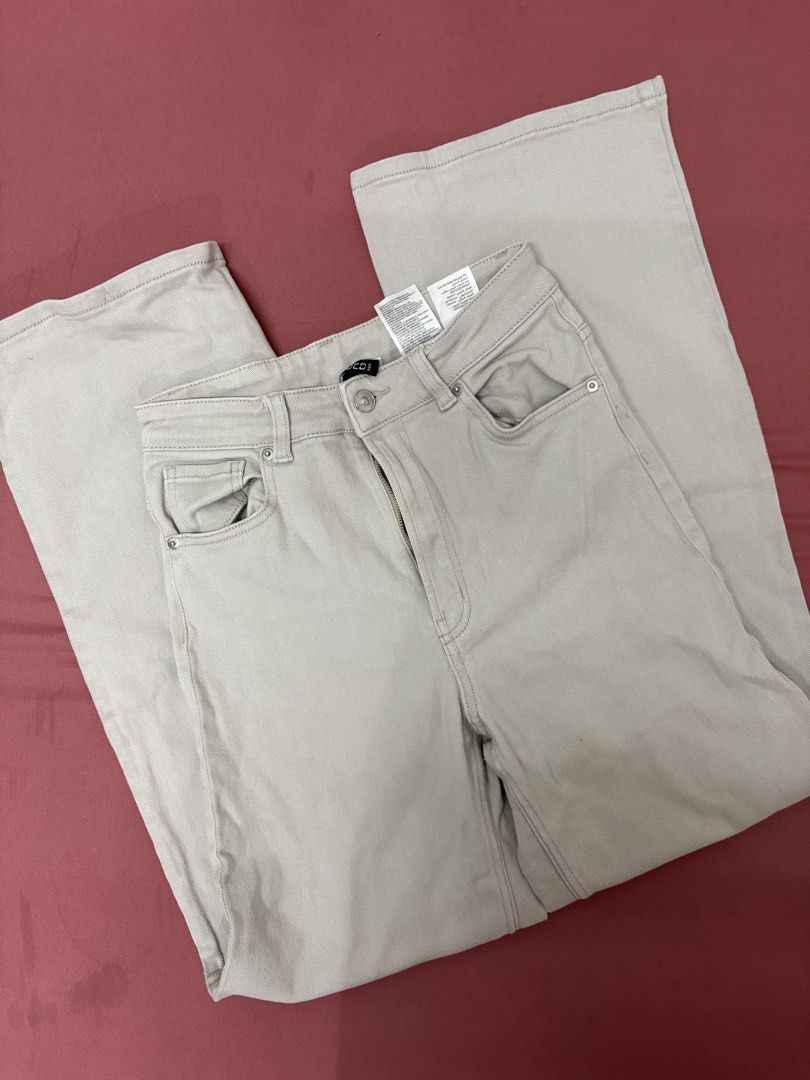 Divided Flare Jeans (Category: Jeans) located in Manila. Submitted by closetsofaddie (Listing ID 1436585739, Image 2). Description: - Divided light beige flare jeans - Size 6 - Button and zipper closure - Classic five-pocket design - High-waisted - Sturdy denim material 💳Mode of Payment: 💙 GCash 🧡 MariBank 🩵 GoTyme 💸 Cash if Meetup! 🚚Mode of Delivery: JnT Delivery Lalamove if nearby/Same day May do meetups.