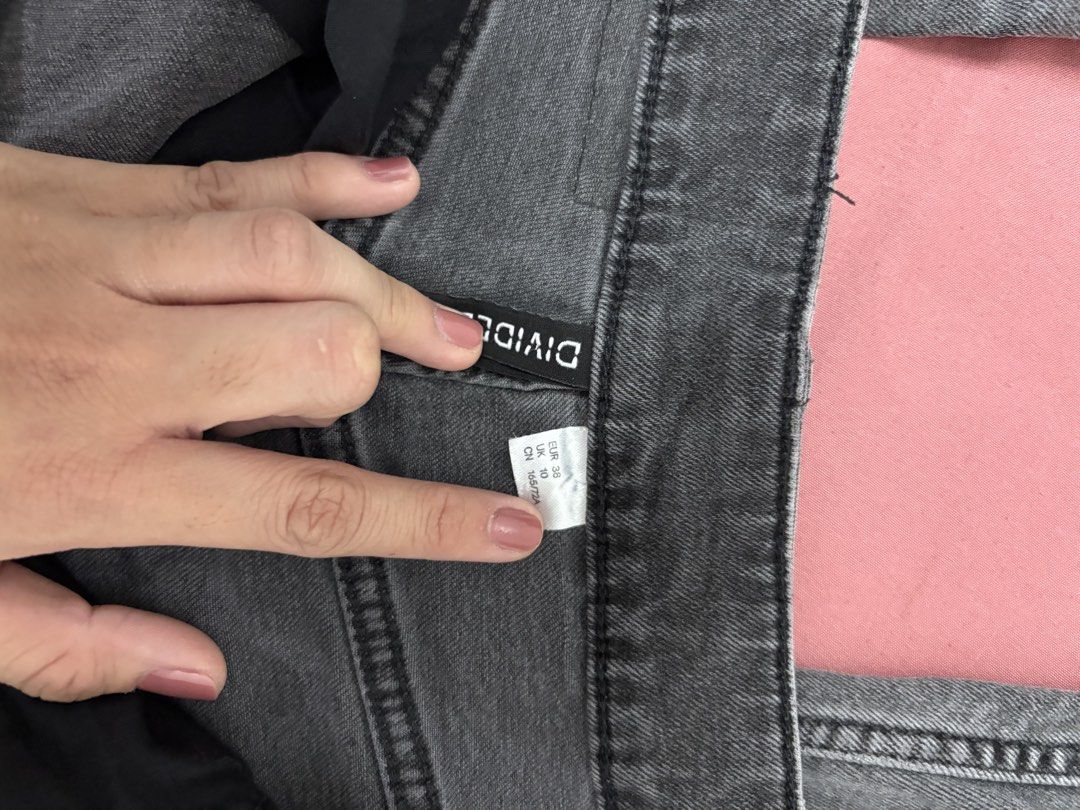 Divided Gray Jeans (Category: Jeans) located in Manila. Submitted by closetsofaddie (Listing ID 1436585740, Image 3). Description: - Divided gray jeans - EUR 38 - Classic five-pocket design - Button and zipper closure - Straight leg fit - Cuffed hem/without cuff 💳Mode of Payment: 💙 GCash 🧡 MariBank 🩵 GoTyme 💸 Cash if Meetup! 🚚Mode of Delivery: JnT Delivery Lalamove if nearby/Same day May do meetups.