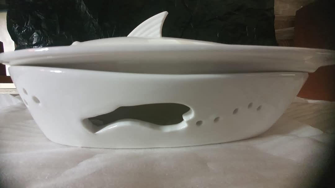 Fish-Shaped Serving Dish with Lid (Category: Dinnerware & Cutlery) located in Quezon City. Submitted by cuiquesuum (Listing ID 1436645347, Image 1). Description: - White ceramic fish-shaped serving dish - Includes matching lid - Unique fish-shaped cutouts on the sides - Lid features a fin-shaped handle - Perfect for serving dishes - Great for gatherings.