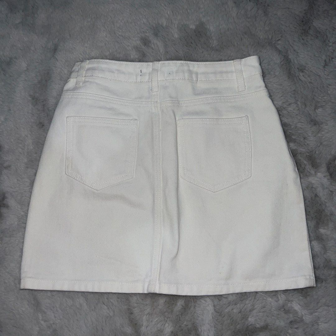 Forever 21 | White Denim Mini Skirt (Category: Skirts) located in Davao. Submitted by friyuki18 (Listing ID 1436594941, Image 2). Description: - Forever 21 white denim skirt - Size: S - Classic five-pocket design - Button and zipper closure - Mini length - Made of sturdy denim - Perfect for casual wear - Price can be negotiated MOP 💵 GCASH ✅ On Meet Up ✅ MOD 📦 Meet Up ✅ (Doña Vicenta Park) Maxim ✅ *If outside Davao, can do J&T.