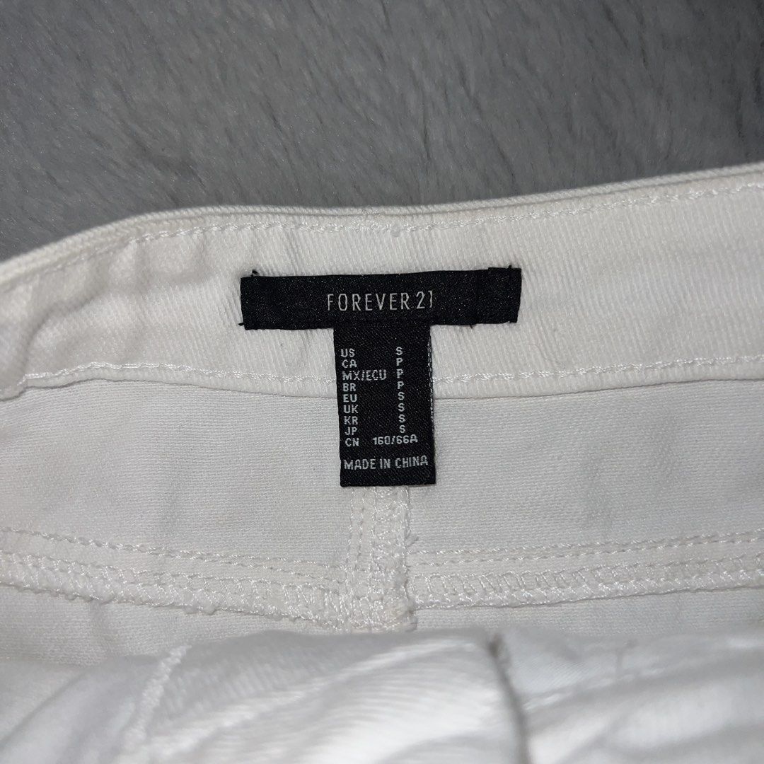 Forever 21 | White Denim Mini Skirt (Category: Skirts) located in Davao. Submitted by friyuki18 (Listing ID 1436594941, Image 3). Description: - Forever 21 white denim skirt - Size: S - Classic five-pocket design - Button and zipper closure - Mini length - Made of sturdy denim - Perfect for casual wear - Price can be negotiated MOP 💵 GCASH ✅ On Meet Up ✅ MOD 📦 Meet Up ✅ (Doña Vicenta Park) Maxim ✅ *If outside Davao, can do J&T.