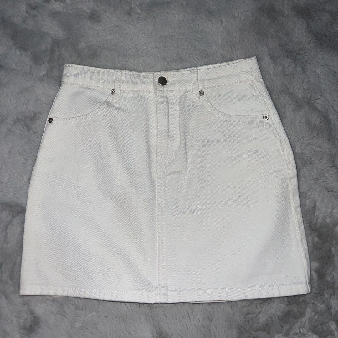 Forever 21 | White Denim Mini Skirt (Category: Skirts) located in Davao. Submitted by friyuki18 (Listing ID 1436594941, Image 1). Description: - Forever 21 white denim skirt - Size: S - Classic five-pocket design - Button and zipper closure - Mini length - Made of sturdy denim - Perfect for casual wear - Price can be negotiated MOP 💵 GCASH ✅ On Meet Up ✅ MOD 📦 Meet Up ✅ (Doña Vicenta Park) Maxim ✅ *If outside Davao, can do J&T.