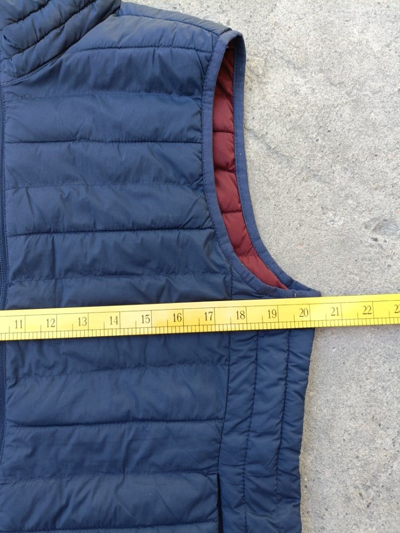 GAP Puffer Vest - Navy Blue (Category: Vests) located in Cabanatuan. Submitted by juantamadthirftshop (Listing ID 1436539166, Image 3). Description: Gap Puffer Vest Dimes 20X25 color rate: 9.5/10 .