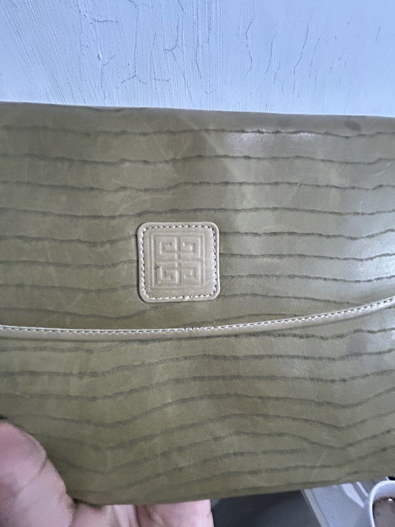 Givenchy (Category: Luxury Bags & Wallets) located in Aurora. Submitted by purethrift07 (Listing ID 1436563146, Image 3). Description: Dm me Fresh from the bale Ang loob para may powder Fresh from the bale Dm .