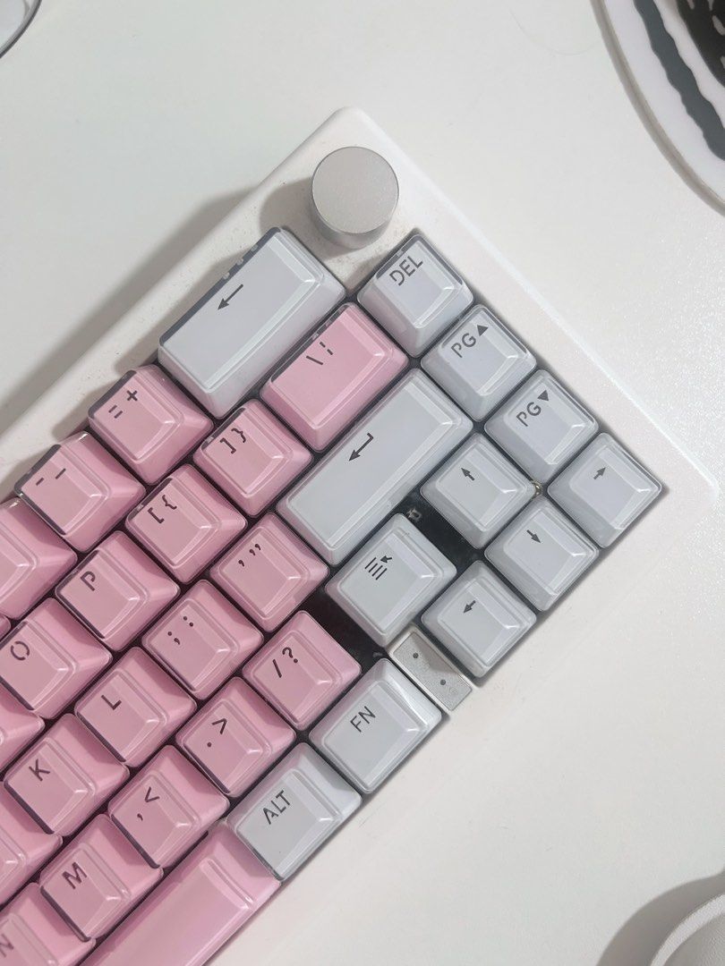 GMK67 Custom Mechanical Keyboard - Pink and White447693536415590402