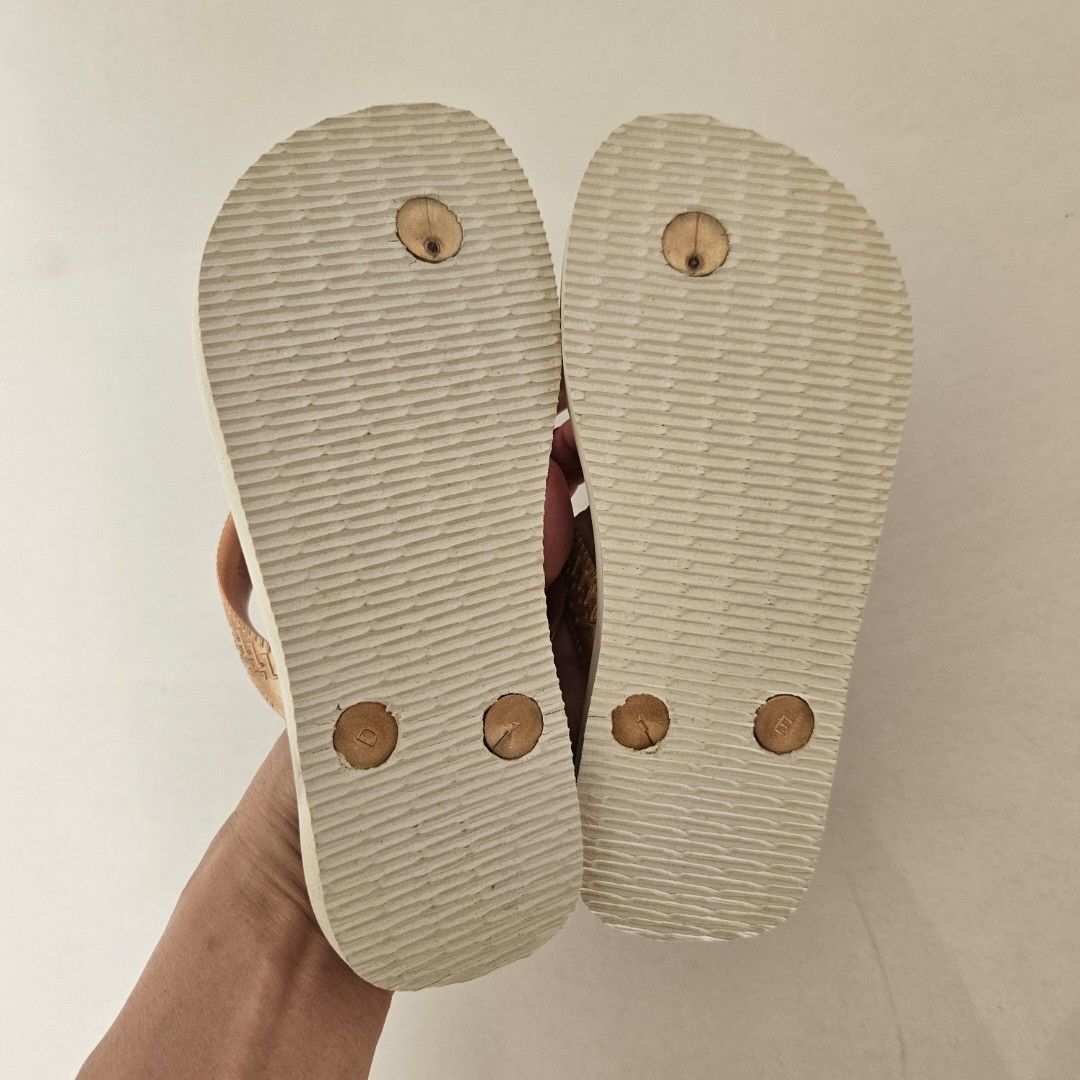 Brand new Havaianas Floral Flip-Flops - Size 29/30 (Category: Babies & Kids Fashion) located in Singapore. Submitted by rach3licious (Listing ID 1436487626, Image 3). Description: Brand new, never been worn! Cute Havaianas flip-flops with floral design. Bought the wrong size for my daughter. Size 29/30. Selling for only $12! .