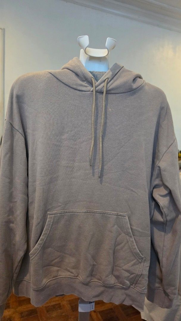 H&M Basics Hoodie - Size L (Category: Coats, Jackets and Outerwear) located in Muntinlupa City. Submitted by mdoc.declutter (Listing ID 1436606630, Image 1). Description: H&M Basics Neutral Hoodie 🤎 Condition: Good / lightly used Details: • Soft beige/taupe hoodie • Minimalist basic essential • Front kangaroo pocket • Adjustable drawstring hood • Relaxed oversized fit • Easy everyday layering piece Perfect for errands, airport fits, gym days, or