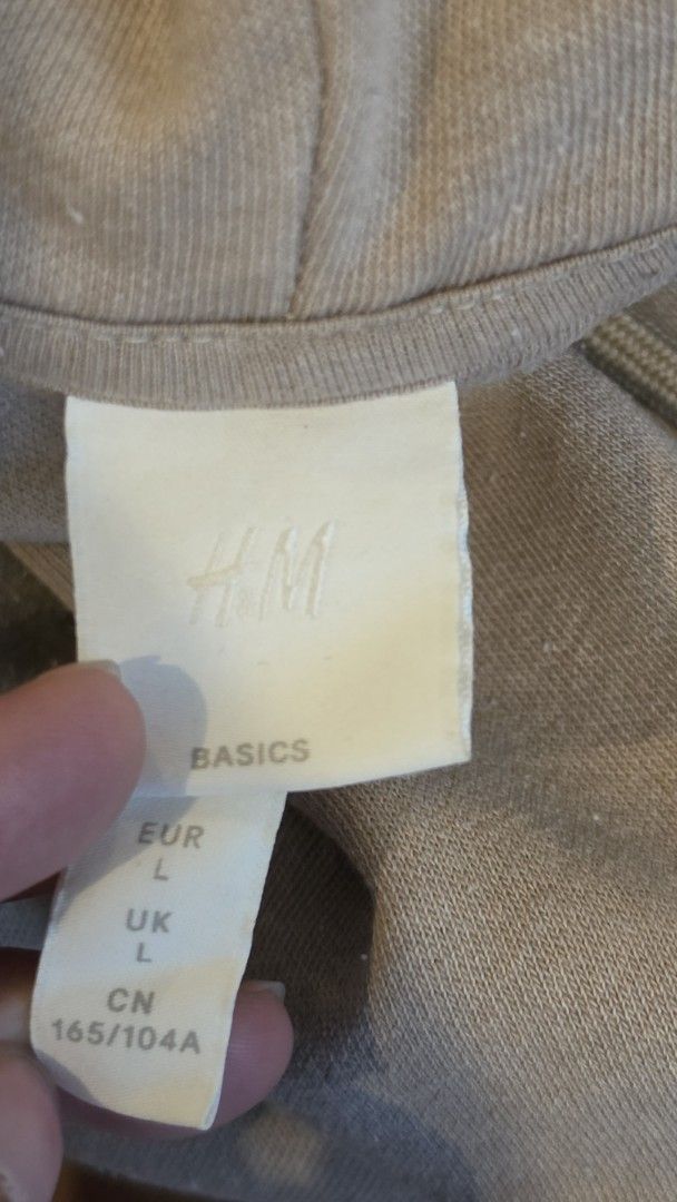 H&M Basics Hoodie - Size L (Category: Coats, Jackets and Outerwear) located in Muntinlupa City. Submitted by mdoc.declutter (Listing ID 1436606630, Image 2). Description: H&M Basics Neutral Hoodie 🤎 Condition: Good / lightly used Details: • Soft beige/taupe hoodie • Minimalist basic essential • Front kangaroo pocket • Adjustable drawstring hood • Relaxed oversized fit • Easy everyday layering piece Perfect for errands, airport fits, gym days, or