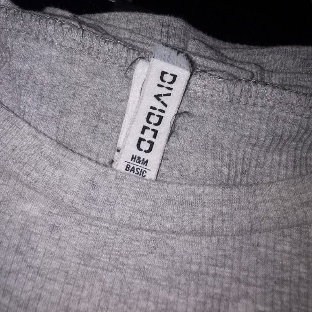 H&M BUNDLE - GRAY AND BLACK SEMI CROP TOPS (Category: Shirts) located in Lipa City. Submitted by madmaxxene (Listing ID 1436646300, Image 3). Description: 🚚 Shipping via Flash Express 💵 MOP: GCash 📍LOC: Lipa City, Batangas.