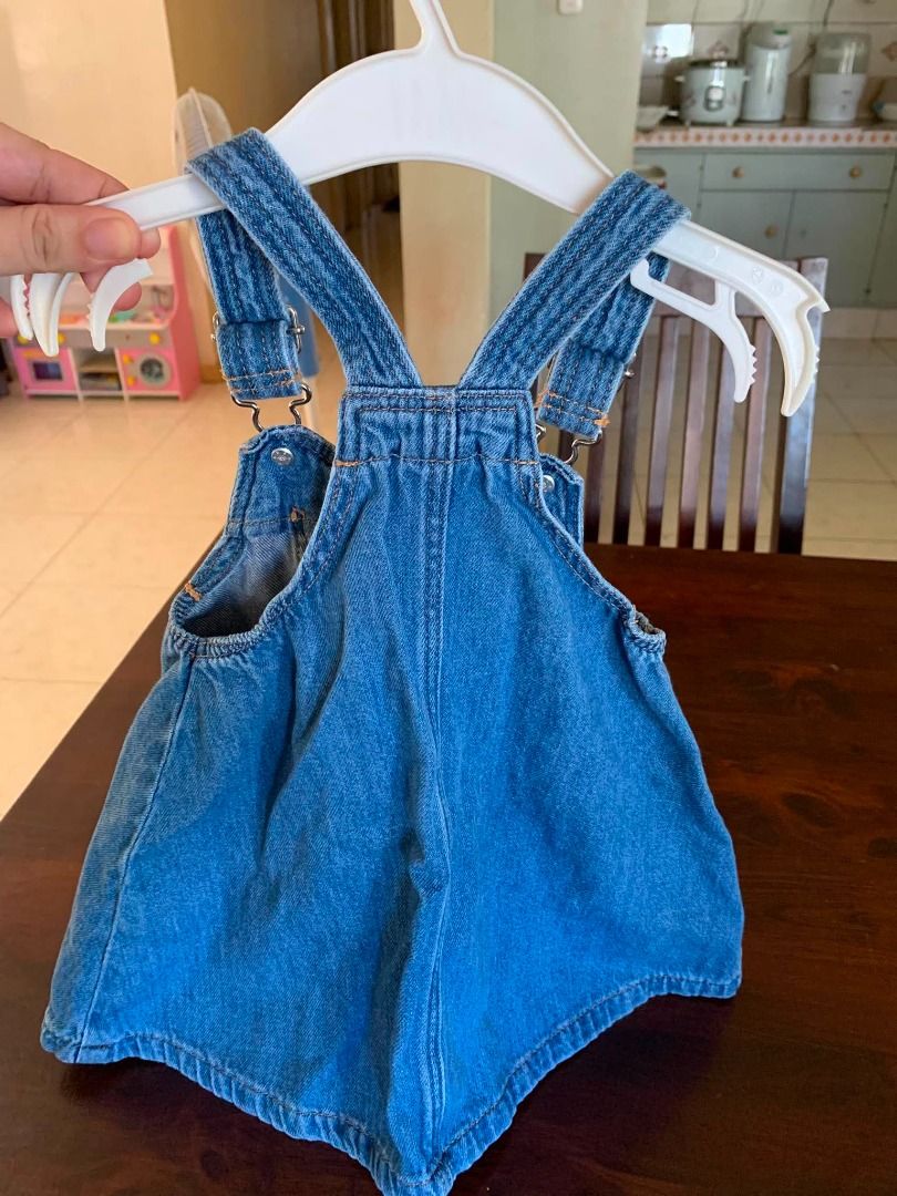 H&M Denim Overalls 9-12M (Category: Babies & Kids Fashion) located in Muntinlupa City. Submitted by aubreyraven (Listing ID 1436537831, Image 2). Description: - H&M baby denim overalls - Size: 9-12 months (US, CA, MX, UK) - Features: Small pocket with "Fan Times Leisurewear Co." label - Material: Denim - Ideal for everyday wear.