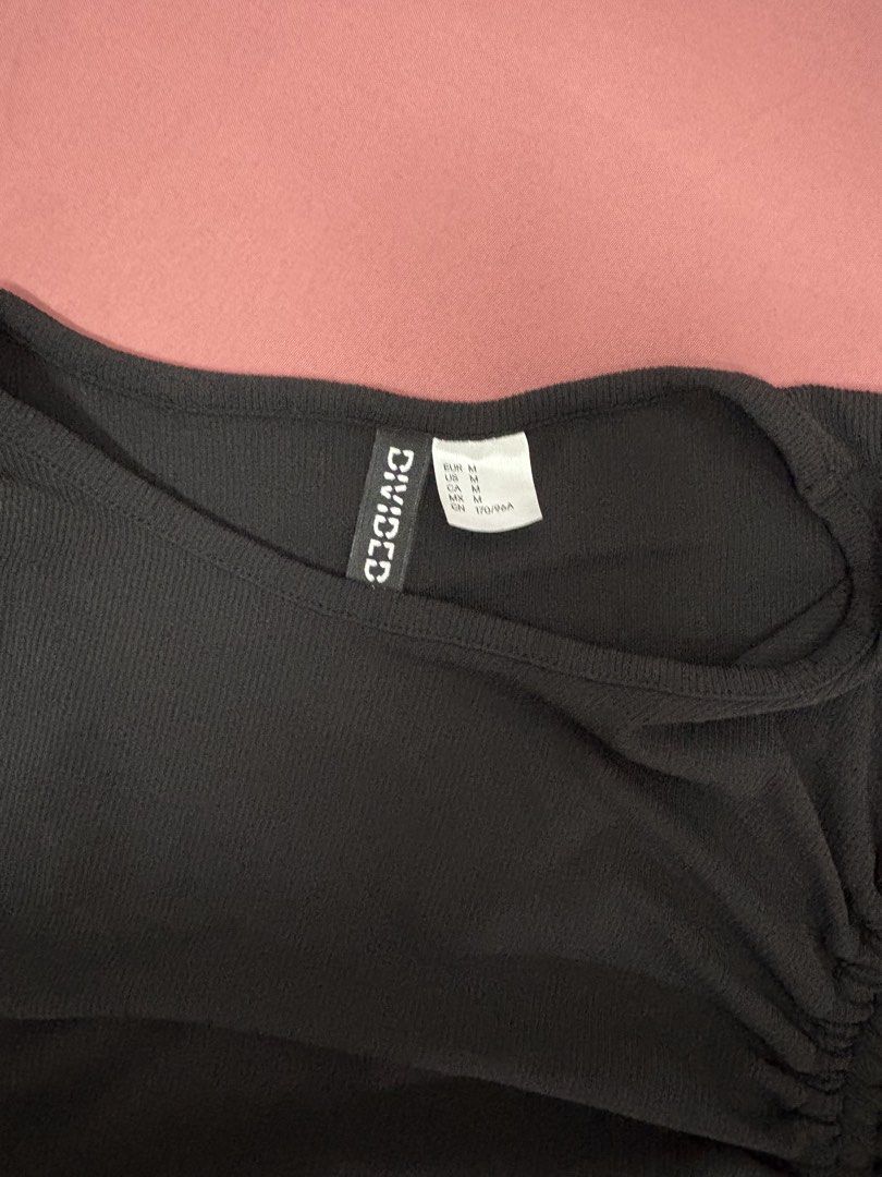 H&M Divided Black Dress (Category: Dresses) located in Manila. Submitted by closetsofaddie (Listing ID 1436582923, Image 2). Description: - H&M Divided black midi dress - Features ruched side detail - Size: M - Short sleeves - Made of soft, stretchy material - Suitable for casual or night-out wear 💳Mode of Payment: 💙 GCash 🧡 MariBank 🩵 GoTyme 💸 Cash if Meetup! 🚚Mode of Delivery: JnT Delivery Lalamove if nearby/Same day May do meetups.