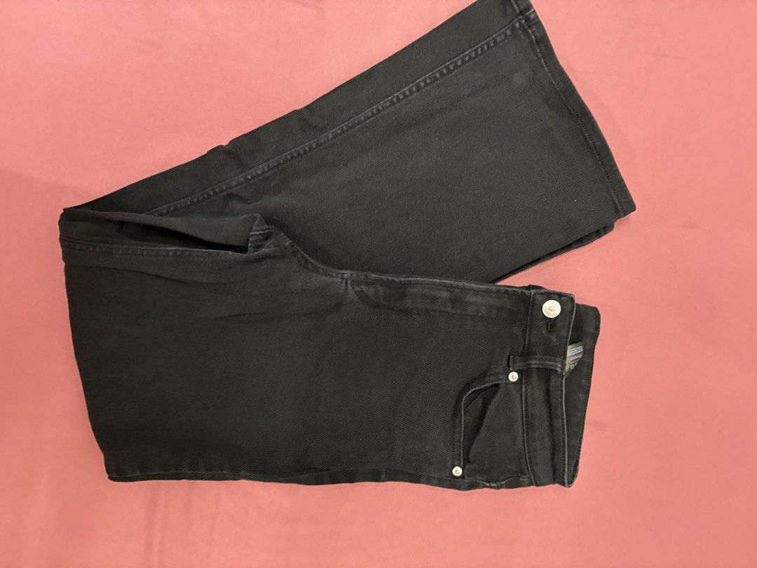 H&M Divided Black Flare Jeans (Category: Jeans) located in Manila. Submitted by closetsofaddie (Listing ID 1436585746, Image 2). Description: - H&M Divided black flare jeans - Size: EUR 38 - Material: Cotton - Features: Zipper and button closure, five-pocket design - Condition: Good 💳Mode of Payment: 💙 GCash 🧡 MariBank 🩵 GoTyme 💸 Cash if Meetup! 🚚Mode of Delivery: JnT Delivery Lalamove if nearby/Same day May do meetups.