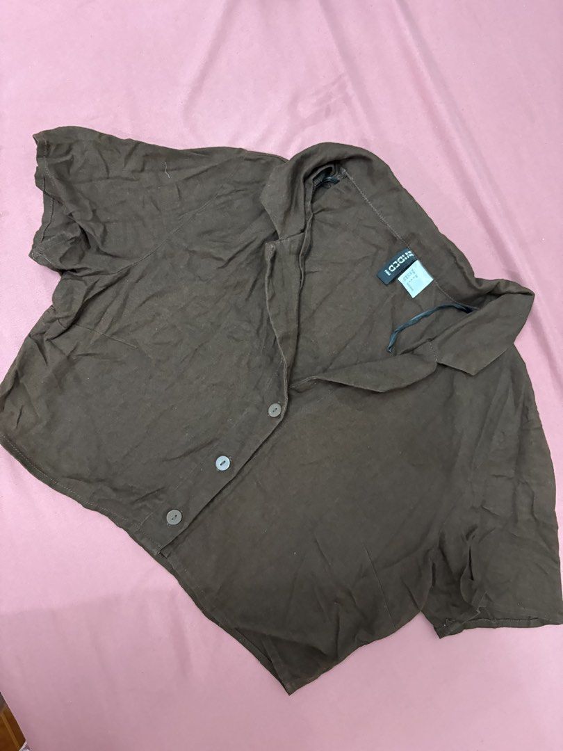 H&M Divided Brown Top (Category: Sleeveless) located in Manila. Submitted by closetsofaddie (Listing ID 1436585743, Image 1). Description: - H&M Divided brown top - Collared neckline - Button-down closure - Size: EUR 36, US 4, CN 165/84A - Lightweight fabric - Suitable for warm weather - Versatile for various outfits 💳Mode of Payment: 💙 GCash 🧡 MariBank 🩵 GoTyme 💸 Cash if Meetup! 🚚Mode of Delivery: JnT Delivery Lalamove if nearby/Same day M