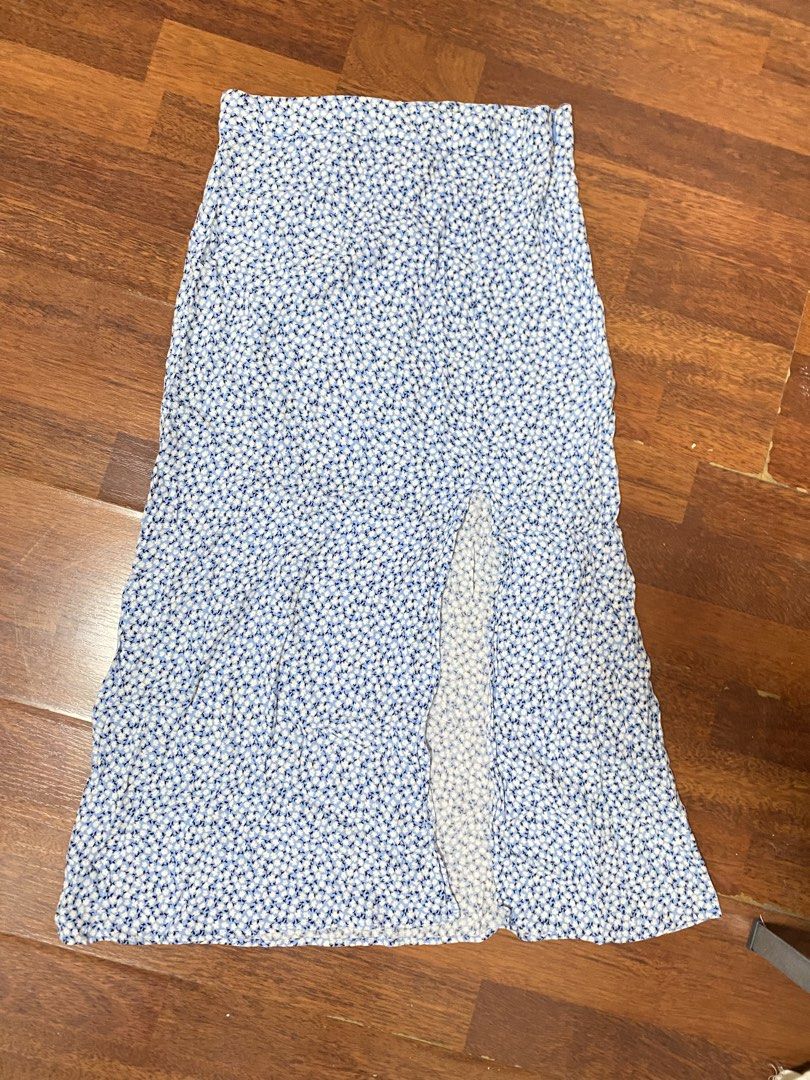 H&M Floral Slit Skirt (Category: Skirts) located in Cavite. Submitted by prelovedclothesofzoe (Listing ID 1436553954, Image 1). Description: - H&M skirt - Size: 6 - Design: Blue floral pattern - Features: Slit, zipper closure - Material: Viscose - Care: Machine washable.
