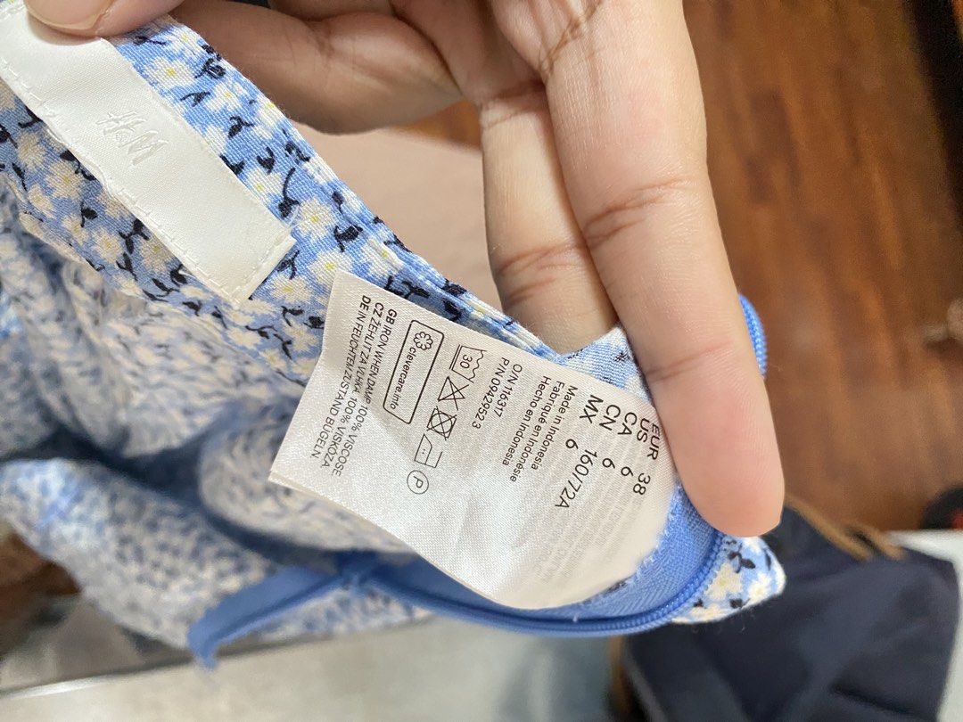 H&M Floral Slit Skirt (Category: Skirts) located in Cavite. Submitted by prelovedclothesofzoe (Listing ID 1436553954, Image 2). Description: - H&M skirt - Size: 6 - Design: Blue floral pattern - Features: Slit, zipper closure - Material: Viscose - Care: Machine washable.