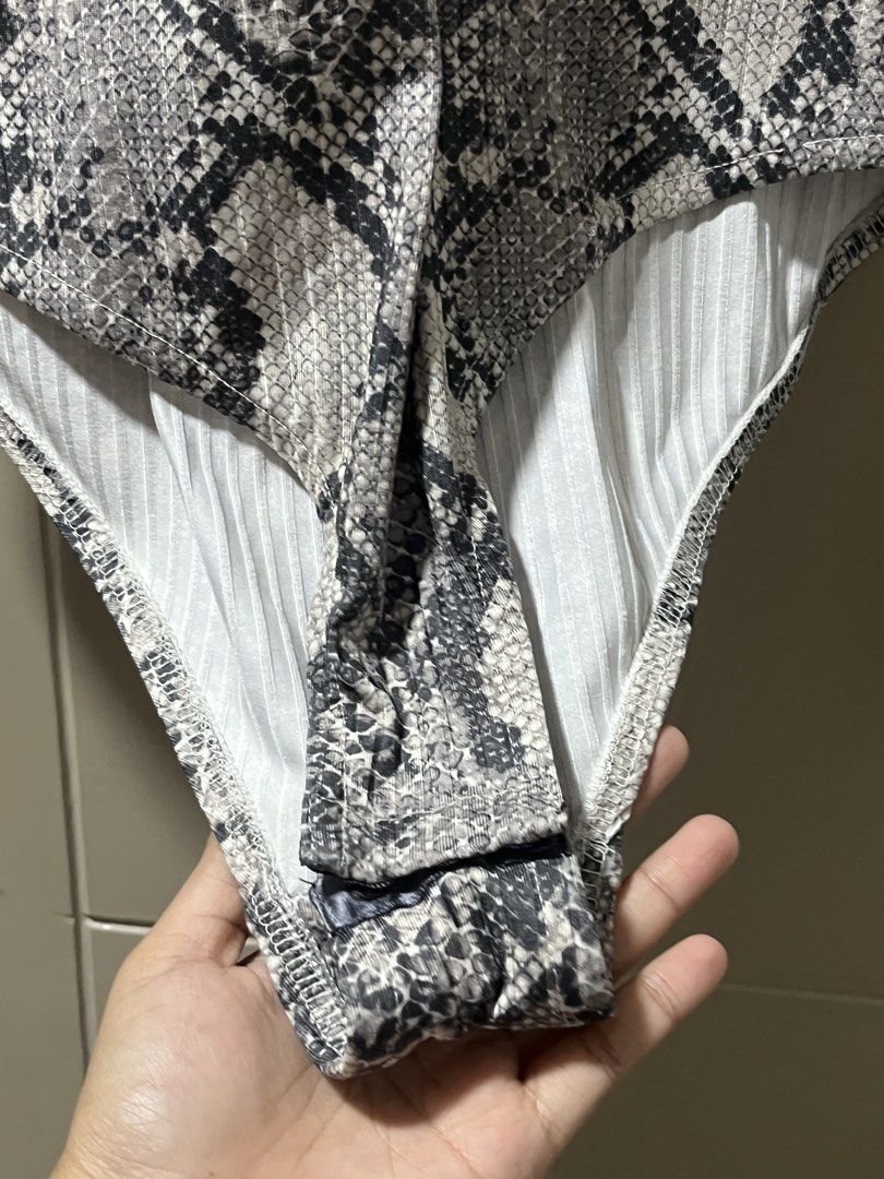 H&M Snakeskin Print Bodysuit - Size L (Category: Others Tops) located in Quezon City. Submitted by thicc.co (Listing ID 1436573193, Image 3). Description: - H&M snakeskin print bodysuit - Size: L (can fit up to XL) - Design: V-neck, long sleeves -Very stretchy Last price posted.