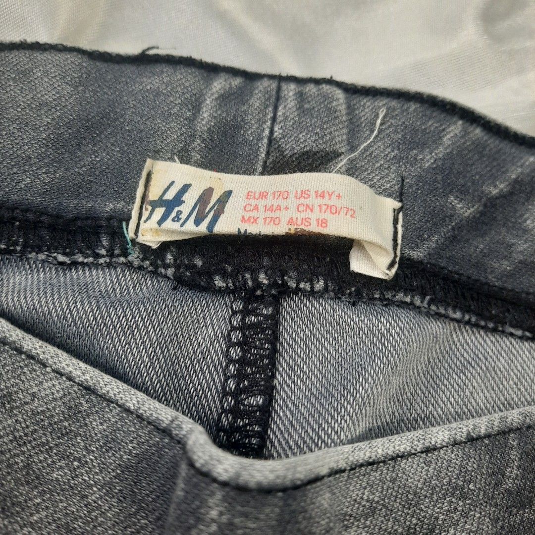 H&M Stars Jeggings (Category: Jeans) located in Manila. Submitted by 9jstn22 (Listing ID 1436508236, Image 3). Description: Size: 14Y+ (fits XS Adult) No flaw Message me for more pictures Can lower if will get 3 or more items MOP: GCash MOD: J&T/Lalamove.