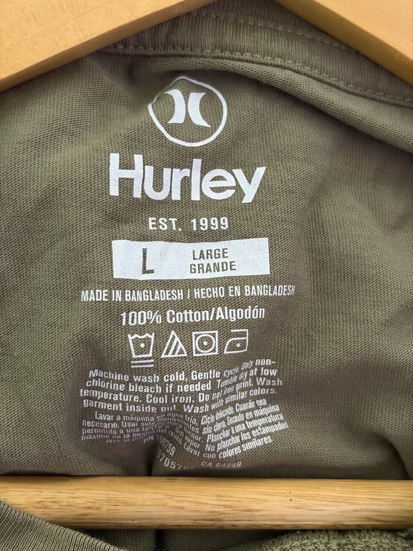 Hurley Shirt (Category: Tshirts & Polo Shirts ) located in Manila. Submitted by nikaiah_finds (Listing ID 1436620734, Image 2). Description: 🛒 ** HURLEY ** 💯 Excellent Condition 📐 Dimes:L29xW23 (L) 🔍 Issue: None 🎨 Color Rate: 9.5 / 10 .
