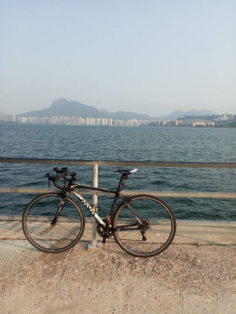 急出Java veloce 2 （分類：單車）位於 Hong Kong。 由 cosmiccat-99b82b 提交（商品編號 1436649778，圖片 3）。簡介： JAVA 鋁合金公路車，黑色車身搭配白色細節。配備彎把，適合長途騎行。車身設計簡潔，整體外觀良好。適合追求速度與舒適的騎行者 條鏈噴咗油 崩咗氣 不接受轉售。